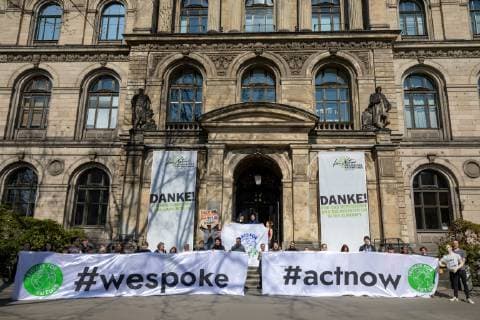 FridaysForFuture PK Schülerinnen und Schüler der Bewegung Fridays for Future stellen auf einer Pressekonferenz im Berliner Naturkundemuseum ihre Forderungen an die Politik vor. Vor dem Museum demonstrieren Aktivisten von Fridaysforfuture unter dem Motte wespoke actnow. Berlin Berlin Deutschland
