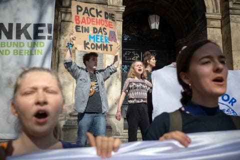 FridaysForFuture PK Schülerinnen und Schüler der Bewegung Fridays for Future stellen auf einer Pressekonferenz im Berliner Naturkundemuseum ihre Forderungen an die Politik vor. Vor dem Museum demonstrieren Aktivisten von Fridaysforfuture unter dem Motte wespoke actnow. Berlin Berlin Deutschland