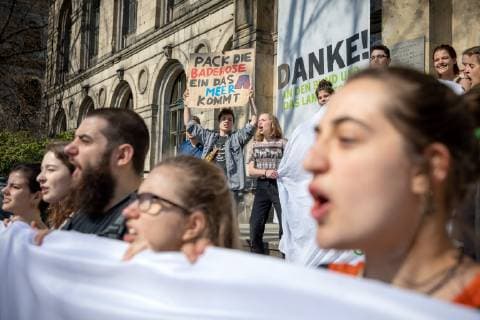 FridaysForFuture PK Schülerinnen und Schüler der Bewegung Fridays for Future stellen auf einer Pressekonferenz im Berliner Naturkundemuseum ihre Forderungen an die Politik vor. Vor dem Museum demonstrieren Aktivisten von Fridaysforfuture unter dem Motte wespoke actnow. Berlin Berlin Deutschland