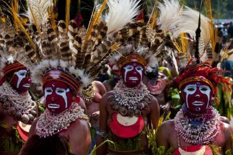 Colourful dressed and face painted local tribes celebrating the traditional Sing Sing in Enga in the Highlands of Papua New Guinea, Melanesia  Copyright: xMichaelxRunkelx OC12 MRU0088