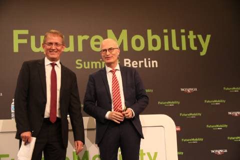 Moderator Stephan-Andreas Casdorff- Herausgeber, Der Tagesspiegel und Dr. Peter Tschentscher, Erster Bürgermeister der Freien und Hansestadt Hamburg, beim Future Mobility Summit 2019 auf dem Campus der EUREF AG in Berlin-Schöneberg. Berlin Berlin Deutschland *** Moderator Stephan Andreas Casdorff Publisher Der Tagesspiegel and Dr Peter Tschentscher First Mayor of the Free and Hanseatic City of Hamburg at the Future Mobility Summit 2019 on the campus of EUREF AG in Berlin Schöneberg Berlin Berlin Germany Copyright: xThiloxRückeisxTSPx
