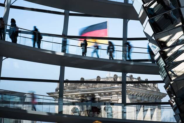 Regierungsviertel Das Innere der Reichstagskuppel in einer Langzeitbelichtung. Reichstagskuppel; Besucher; Wandelgang; Rampe; Langzeitbelichtung; Deutschlandfahne; Blauer Himmel; Tourismus; Touristen; Regierungsviertel. Berlin Berlin Deu *** Government District The interior of the Reichstag dome in a long exposure Reichstag dome Visitor Walkway Ramp Long exposure German flag Blue sky Tourism Tourists Government District Berlin Berlin Deu