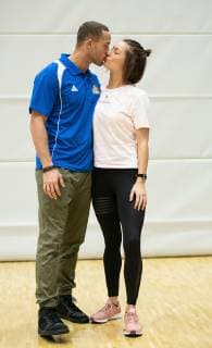 09.04.2019, xfux, Basketball BBL, Frankfurt Skyliners Training und Pressekonferenz Bachelor Andrej Mangold, azspor, wispor, emspor, emonline, v.l. Andrej Mangold (Fraport Skyliners Frankfurt) kuesst seine Freundin Jennifer Lange Frankfurt