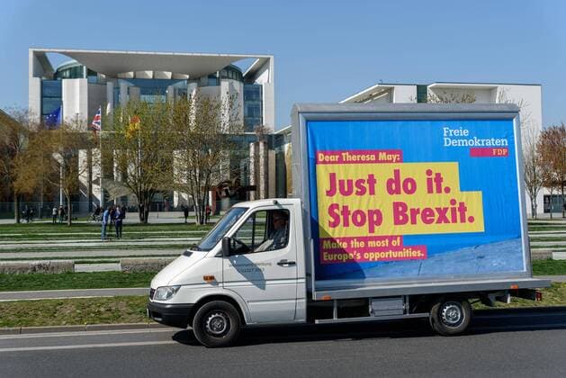 Anlässlich des Besuchs der britischen Premierministerin wird die FDP mit einem Plakat vor dem Berliner Kanzleramt für den Vrbleib Englads in der Europäischen Union snapshot-photography F.Boillot