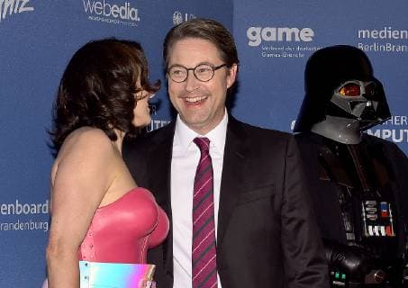 09.04.2019, xlakx, Entertainment eSports, Verleihung des deutschen - Computerspielpreis 2019 emspor, v.l.Dorothee Bär, MdB, Staatsministerin für Digitalisierung und Steffen Seibert, Regierungssprecher der deutschen Bundesregierung, Staatssekretär bei der Verleihung des Deutschen Computerspielpreises 2019 im Admiralspalast Berlin. Berlin