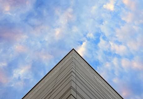 Blick auf das neu eroeffnete Bauhaus-Museum der Klassik Stiftung Weimar am Sonntag, 07.04.2019, in Weimar. Das neue Bauhaus Museum eroeffnete Vorgestestern mit der Dauerausstellung Das Bauhaus kommt aus Weimar . Der Architekt Walter Gropius gruendete vor 100 Jahren das Staatliche Bauhaus Weimar als eine Schule fuer Architektur, Kunst und Design. 1925 verliess das Bauhaus Weimar aufgrund von politischen Drucks von rechts Richtung Dessau. search: Deutschland neue Bundeslaender Thueringen Aussenaufnahme Aussenansicht Gebaeude Architektur architecture Reisen Reizeziel Bildung Bildungsreise Bildungsreisen Architekturreisen Bauhaus Jubilaeum 100 Jahre 100-jaehriges jaehriges Kultur Kunst Museum Museen Bauhaus-Museum neu neues Ausstellung Ausstellunge Kubus Betonkubus Tourismus Stadtansicht Stadtansichten modern moderne neue Sachlichkei