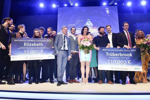 Dorothee Bär und Andreas Scheuer mit den Gewinnern bei der Verleihung des Deutschen Computerspielpreises 2019 im Admiralspalast. Berlin, 09.04.2019