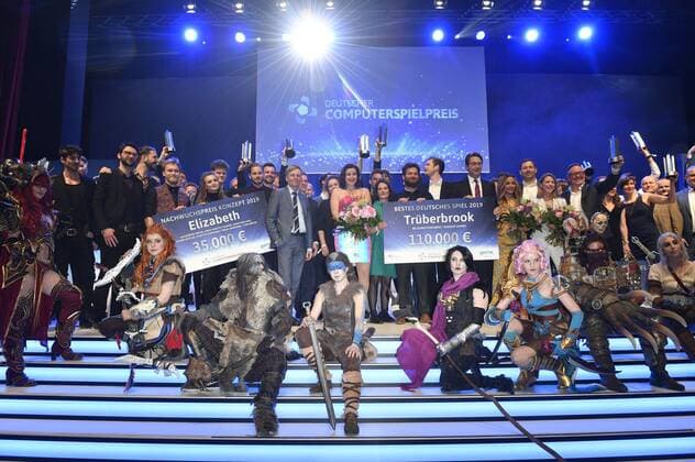 Dorothee Bär und Andreas Scheuer mit den Gewinnern bei der Verleihung des Deutschen Computerspielpreises 2019 im Admiralspalast. Berlin, 09.04.2019