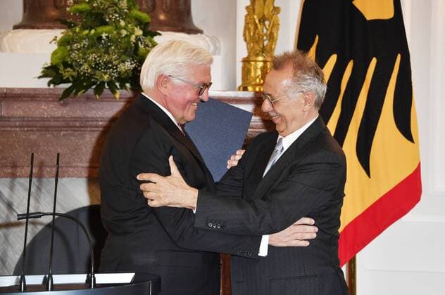 Entertainment Themen der Woche KW15 Entertainment Bilder des Tages Frank-Walter Steinmeier und Dieter Kosslick bei der Verleihung des Verdienstordens der Bundesrepublik Deutschland an Dieter Kosslick im Schloss Bellevue. Berlin, 10.04.2019 *** Frank Walter Steinmeier and Dieter Kosslick at the award ceremony of the Order of Merit of the Federal Republic of Germany to Dieter Kosslick in Bellevue Castle Berlin 10 04 2019 Foto:xF.xKernx xFuturexImage