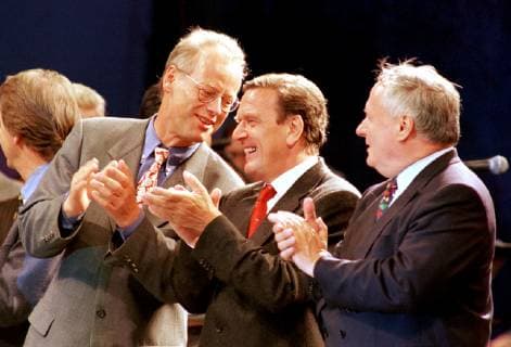 Rudolf SCHARPING , Gerhard SCHROEDER , Oskar LAFONTAINE , alle SPD , bei einer Kundgebung in Bonn , 22.08.1998 Rudolf SCHARPING , Gerhard SCHROEDER , Oskar LAFONTAINE , all SPD , during a campaign rally in Bonn , 22.08.1998 *** Rudolf SCHARPING Gerhard SCHROEDER Oskar LAFONTAINE all SPD at a rally in Bonn 22 08 1998 Rudolf SCHARPING Gerhard SCHROEDER Oskar LAFONTAINE all SPD during a campaign rally in Bonn 22 08 1998