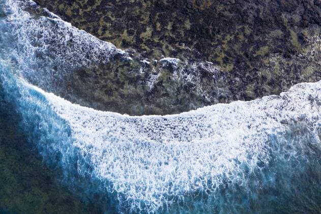 Wellen in felsiger Brandung, Caleta de Famara, Drohnenaufnahme, Lanzarote, Kanarische Inseln, Spanien, Europa Copyright: imageBROKER/MartinxSiepmann ibxman04871044.jpg