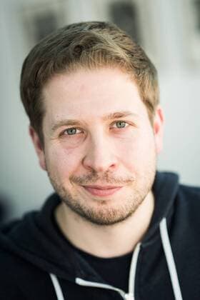 Kevin Kühnert, SPD Kevin Kühnert (SPD), anlässlich eines Interviews für die Schwäbische Zeitung, hier im Willy-Brandt-Haus. Kevin Kühnert; Lächelnd; SPD; Politik; Politiker; JuSo. Berlin Berlin Deu