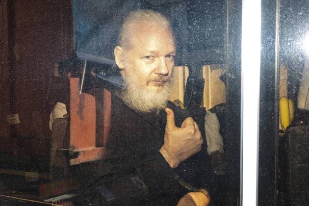 Julian Assange, 50. Geburtstag am 3. Juli News Themen der Woche KW15 News Bilder des Tages April 11, 2019 - London, London, UK - London, UK. Wikileaks founder Julian Assange arrives at Westminster Magistrates Court in a police escort to appear where he faces an extradition warrant. London UK  - ZUMAl94_ 20190411_zaf_l94_037 Copyright: xRobxPinneyx
