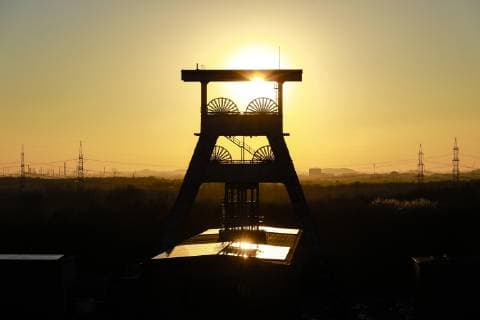 IMAGO Nature: Unsere Erde, Ressourcen, Kohle 27.02.2019, Herten, Ruhrgebiet, Nordrhein-Westfalen, Deutschland - Zeche Ewald, Doppelbock-Foerdergeruest ueber Schacht 7 im Sonnenuntergang, das Steinkohlen-Bergwerk wurde 2001 stillgelegt und steht heute als Zukunftsstandort Ewald fuer einen modernen Strukturwandel und wird als Freizeit- und Gewerbepark genutzt. Herten Nordrhein-Westfalen Deutschland *** 27 02 2019 Herten Ruhr area North Rhine-Westphalia Germany Ewald colliery Doppelbock mining scaffolding over shaft 7 in sunset the coal mine was closed down in 2001 and today stands as a future location Ewald for a modern structural change and is used as leisure and industrial park Herten North Rhine-Westphalia Germany