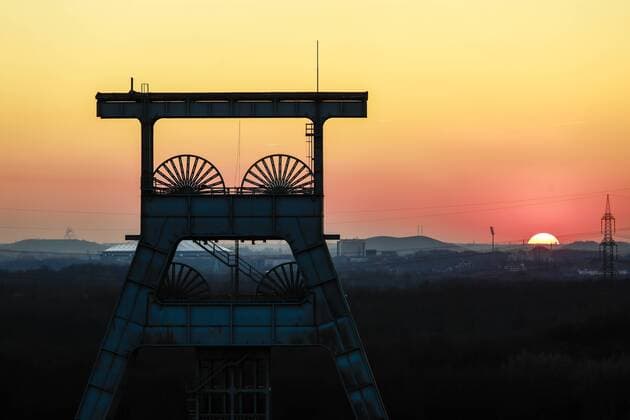 27.02.2019, Herten, Ruhrgebiet, Nordrhein-Westfalen, Deutschland - Zeche Ewald, Doppelbock-Foerdergeruest ueber Schacht 7 im Sonnenuntergang, das Steinkohlen-Bergwerk wurde 2001 stillgelegt und steht heute als Zukunftsstandort Ewald fuer einen modernen Strukturwandel und wird als Freizeit- und Gewerbepark genutzt. Im Hintergrund links die Schalke-Arena in Gelsenkirchen und das Tetraeder Bottrop. Herten Nordrhein-Westfalen Deutschland *** 27 02 2019 Herten Ruhr area North Rhine-Westphalia Germany Ewald colliery Doppelbock mining scaffolding over shaft 7 at sunset the coal mine was closed down in 2001 and is now a future location Ewald for a modern structural change and is used as a leisure and industrial park In the background left the Schalke Arena in Gelsenkirchen and the tetrahedron Bottrop Herten North Rhine-Westphalia Germany