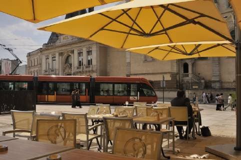 IMAGO Creative, Sommer, Schatten-Plätze bei Hitze France, Le Mans, modern Tramway, Place de la Republique *** France Le Mans modern Tramway Place de la Republique