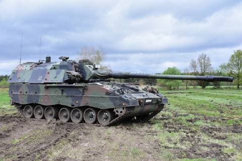 Panzerhaubitze PzH 2000 der Bundeswehr während einer Übung Panzerhaubitze PzH 2000 der Bundeswehr während einer Übung auf dem Truppenübungsplatz Munster in der Lüneburger Heide. Die Haubitze befindet sich in der Feuerstellung zum scharfen Schuss. Munster Niedersachsen Germany *** Armoured howitzer PzH 2000 of the Bundeswehr during an exercise Armoured howitzer PzH 2000 of the Bundeswehr during an exercise on the military training area Munster in the Lüneburger Heide The howitzer is in the firing position to the sharp shot Munster Lower Saxony Germany