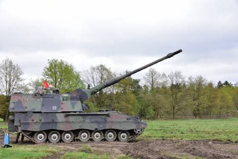 Panzerhaubitze PzH 2000 der Bundeswehr während einer Übung Panzerhaubitze PzH 2000 der Bundeswehr während einer Übung auf dem Truppenübungsplatz Munster in der Lüneburger Heide. Die Haubitze befindet sich in der Feuerstellung zum scharfen Schuss. Munster Niedersachsen Germany *** Armoured howitzer PzH 2000 of the Bundeswehr during an exercise Armoured howitzer PzH 2000 of the Bundeswehr during an exercise on the military training area Munster in the Lüneburger Heide The howitzer is in the firing position to the sharp shot Munster Lower Saxony Germany
