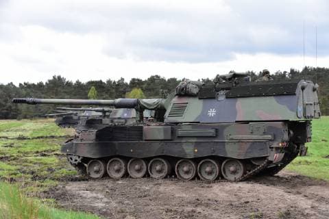 Panzerhaubitze PzH 2000 der Bundeswehr während einer Übung Panzerhaubitze PzH 2000 der Bundeswehr während einer Übung auf dem Truppenübungsplatz Munster in der Lüneburger Heide. Die Haubitze befindet sich in der Feuerstellung zum scharfen Schuss. Munster Niedersachsen Germany *** Armoured howitzer PzH 2000 of the Bundeswehr during an exercise Armoured howitzer PzH 2000 of the Bundeswehr during an exercise on the military training area Munster in the Lüneburger Heide The howitzer is in the firing position to the sharp shot Munster Lower Saxony Germany