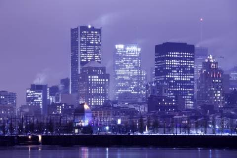 IMAGO Creative: 2022 Farbe des Jahres: Very Peri, Veilchenblau Montreal city skyline lit up at night, Quebec, Canada Montreal city skyline lit up at night, Quebec, Canada,Montreal, Quebec, Canada  55021