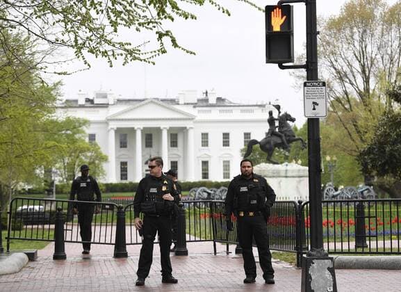 (190412) -- WASHINGTON, April 12, 2019 (Xinhua) -- Secret Service agents are seen outside the White House in Washington D.C., the United States, on April 12, 2019. A man set his jacket on fire outside the White House on Friday afternoon, according to the U.S. Secret Service. (Xinhua Liu Jie) U.S.-WASHINGTON D.C.-WHITE HOUSE-MAN-JACKET-FIRE 