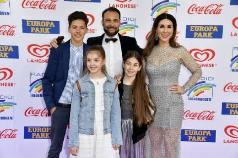 Alexander Klaus Stecher mit Ehefrau Judith Williams und den Kindern Laurin, Angelina und Sophia bei der Verleihung des 22. Radio Regenbogen Award 2019 in der Europa-Park Arena. Rust, 12.04.2019