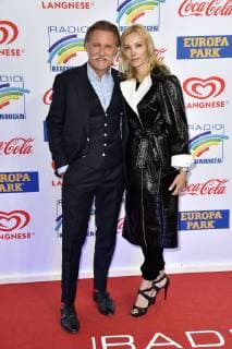 Ingo Lenßen mit Begleitung Ilona Llambi bei der Verleihung des 22. Radio Regenbogen Award 2019 in der Europa-Park Arena. Rust, 12.04.2019