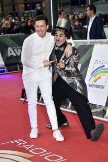 Nico Santos und Albert de Paris alias Charlie Chaplin bei der Verleihung des 22. Radio Regenbogen Award 2019 in der Europa-Park Arena. Rust, 12.04.2019