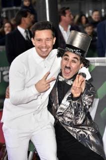 Nico Santos und Albert de Paris alias Charlie Chaplin bei der Verleihung des 22. Radio Regenbogen Award 2019 in der Europa-Park Arena. Rust, 12.04.2019
