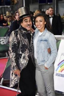 Namika mit Albert de Paris alias Charlie Chaplin bei der Verleihung des 22. Radio Regenbogen Award 2019 in der Europa-Park Arena. Rust, 12.04.2019
