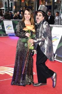 Carolin Kebekus und Albert de Paris alias Charlie Chaplin bei der Verleihung des 22. Radio Regenbogen Award 2019 in der Europa-Park Arena. Rust, 12.04.2019