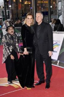 Franziska van Almsick und Lebenspartner Jürgen B. Harder mit Albert de Paris alias Charlie Chaplin bei der Verleihung des 22. Radio Regenbogen Award 2019 in der Europa-Park Arena. Rust, 12.04.2019