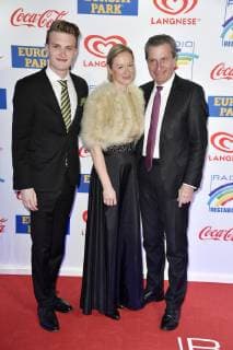Günther H. Oettinger mit Lebensgefährtin Friederike Beyer und Sohn Alexander Oettinger bei der Verleihung des 22. Radio Regenbogen Award 2019 in der Europa-Park Arena. Rust, 12.04.2019