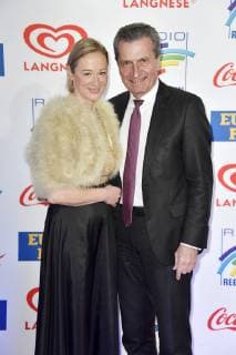 Günther H. Oettinger mit Lebensgefährtin Friederike Beyer bei der Verleihung des 22. Radio Regenbogen Award 2019 in der Europa-Park Arena. Rust, 12.04.2019