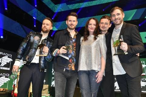 Natalia Wörner und Revolverheld bei der Aftershow-Party des 22. Radio Regenbogen Award 2019 in der Europa-Park Arena. Rust, 12.04.2019