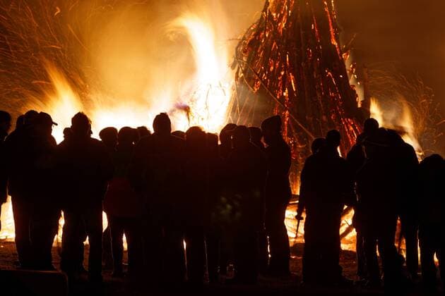 In Elbingerode im Landkreis Harz (Sachsen-Anhalt) brennt ein Osterfeuer. Mit dem Brauch wird im Harz alljährlich der Winter augetrieben. Osterfeuer haben hier seit Jahrhunderten Tradition, in einigen Orten brennen am Ostersamstag sogar mehrere. Elbingerode Sachsen-Anhalt Deutschland