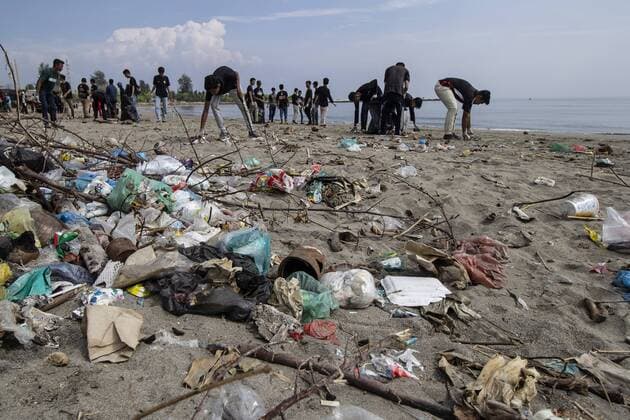 News Themen der Woche KW15 News Bilder des Tages April 13, 2019 - Lhokseumawe, Aceh, Indonesia - Plastic waste seen on the beach in Ujong Blang Village, Lhokseumawe, Aceh province, Indonesia..Research by the University of Georgia, United States, which was published last year said that Indonesia s oceans are the places to find the second largest plastic waste in the world. Calculated from the percentage of unprocessed plastic waste, Indonesia is among the highest in the world. As many as 87 percent of the 3.8 million tons of plastic waste thrown away every year floats in the sea. Lhokseumawe Indonesia - ZUMAs197 20190413_zaa_s197_048 Copyright: xZikrixMaulanax