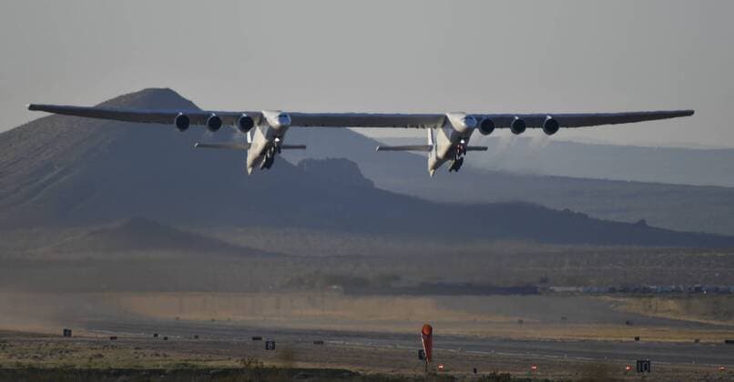 News Themen der Woche KW15 News Bilder des Tages The world s largest airplane, built by the late Paul Allen s company Stratolaunch, makes its maiden flight in Mojave Saturday. The plane flew with no issues for 2Hr:10 min flying from Mojave airport to Edwards AFB California, April 12, 2019. Mojave U.S. - ZUMAbl1_ 20190413_zaf_bl1_003 Copyright: xGenexBlevinsx