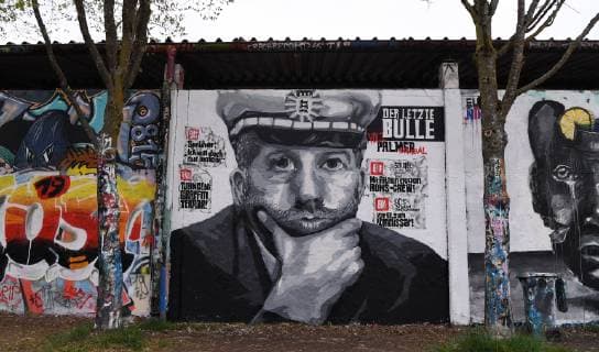 Tuebingen 13.04.2019 Der letzte Bulle: ein Grafitti Portrait von Tuebingens Oberbuergermeister Boris Palmer (Die Gruenen) an einer legalen Graffitiwand in Tuebingen mit Bildzeitungs Schlagzeilen