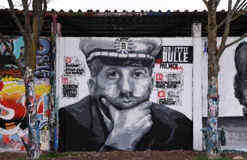 Tuebingen 13.04.2019 Der letzte Bulle: ein Grafitti Portrait von Tuebingens Oberbuergermeister Boris Palmer (Die Gruenen) an einer legalen Graffitiwand in Tuebingen mit Bildzeitungs Schlagzeilen