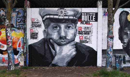 Tuebingen 13.04.2019 Der letzte Bulle: ein Grafitti Portrait von Tuebingens Oberbuergermeister Boris Palmer (Die Gruenen) an einer legalen Graffitiwand in Tuebingen mit Bildzeitungs Schlagzeilen