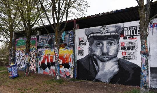 Tuebingen 13.04.2019 Der letzte Bulle: ein Grafitti Portrait von Tuebingens Oberbuergermeister Boris Palmer (Die Gruenen) an einer legalen Graffitiwand in Tuebingen mit Bildzeitungs Schlagzeilen