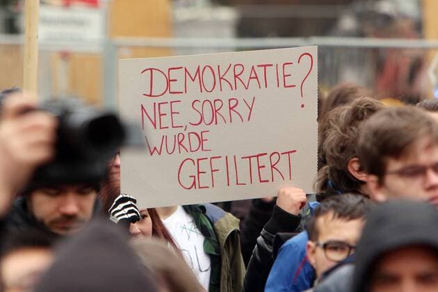 News Themen der Woche KW15 News Bilder des Tages Demonstration der Partei die Piraten gegen die Urheberrechtsreform der EU Europäische n Union in Stuttgart, Baden Württemberg, Deutschland: Demonstranten mit Plakat Demokratie? nein, wurde gefiltert. *** Demonstration of the party the pirates against the copyright reform of the EU European Union in Stuttgart Baden Württemberg Germany Demonstrators with poster democracy no was filtered