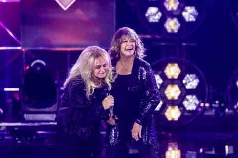 DEU, Deutschland, Offenburg, 12.04.2019 - Wencke Myhre (rechts), Bonnie Tyler. 50 Jahre ZDF-Hitparade. Mit einer großen Samstagabend-Jubiläumsshow feiert der senden den Geburtstag des TV-Klassikers. Thomas G o t t s c h a l k moderiert die Sendung mit Schlagern und Hitparaden-Lieblingen. Ausgestrahlt wird die Sendung am 27. April 2019, Aufzeichnung war in der Baden- Arena in Offenburg. *** DEU Deutschland Offenburg 12 04 2019 Wencke Myhre right Bonnie Tyler 50 years ZDF Hitparade With a big Saturday evening anniversary show the broadcaster celebrates the birthday of the TV classic Thomas G o t t s c h a l k moderates the programme with hits and hitparades favourites Broadcast the programme on 27 April 2019 Recording was in the Baden Arena in Offenburg