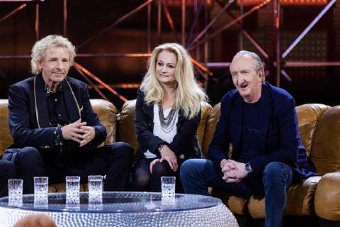 DEU, Deutschland, Offenburg, 12.04.2019 -Von links auf der Couch: Thomas Gottschalk, Nicole, Mike Krüger. 50 Jahre ZDF-Hitparade. Mit einer großen Samstagabend-Jubiläumsshow feiert der senden den Geburtstag des TV-Klassikers. Thomas G o t t s c h a l k moderiert die Sendung mit Schlagern und Hitparaden-Lieblingen. Ausgestrahlt wird die Sendung am 27. April 2019, Aufzeichnung war in der Baden-Arena in Offenburg. *** DEU Deutschland Offenburg 12 04 2019 From left on the couch Thomas Gottschalk Nicole Mike Krüger 50 years ZDF Hitparade With a big Saturday evening anniversary show the broadcaster celebrates the birthday of the TV classic Thomas G o t t s c h a l k moderates the show with hits and hitparades favorites The show will be broadcast on April 27, 2019 Recording was in the Baden Arena in Offenburg