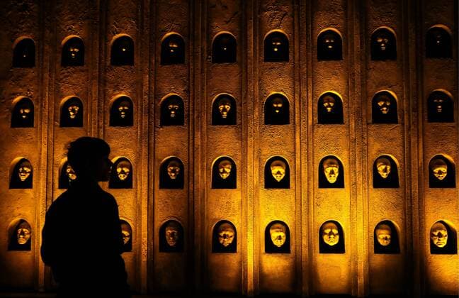 Entertainment Themen der Woche KW16 Entertainment Bilder des Tages MOSCOW, RUSSIA - APRIL 15, 2019: A visitor ahead of a screening of the final season s first episode of the HBO television show Game of Thrones, held at the Winzavod Contemporary Art Centre. Stanislav Krasilnikov TASS  TS0A84EE