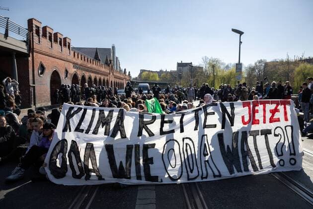 Extinction Rebellion Blockade Oberbaumbrücke Aktivisten von Extinction Rebellion (XR) blockieren im Rahmen der der internationalen Rebellionswoche unter dem Motto Aktion Spreebrücken - Friedlich, zivil & ungehorsam! die Oberbaumbrücke in Berlin. Weltweit protestieren Menschen in 40 Ländern im Namen von Extinction Rebellion gegen die Klimapolitik und fordern sofortige Klimaschutzmaßnahmen. Demonstranten mit Banner: Klima retten jetzt. Berlin Berlin Deutschland *** Extinction Rebellion Blockade Oberbaumbrücke Activists of Extinction Rebellion XR block the Oberbaumbrücke in Berlin during the International Rebellion Week under the motto Action Spreebrücken Peacefully civil disobedient the Oberbaumbrücke in Berlin Worldwide people in 40 countries protest in the name of Extinction Rebellion against climate policy and demand immediate clim