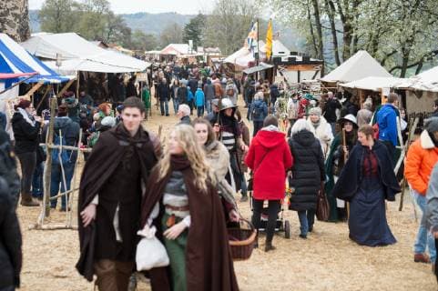 Historischer Ostermarkt auf der Ronneburg. 13.04.2019 Ronneburg x1x Historischer Ostermarkt auf der Burg Ronneburg. Im Bild: Übersicht Marktgelände. Ronneburg Ronneburg Hessen Germany
