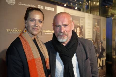 Filmpremiere Der Trafikant von Nikolaus L E Y T N E R nach Robert S E E T H A L E R Wien Gartenbaukino, 9.10.2018 Johannes Krisch und Ehefrau Larissa Fuchs Wien Austria *** Film premiere The tobacconist by Nikolaus L E Y T N E R after Robert S E E T H A L E R Wien Gartenbaukino 9 10 2018 Johannes Krisch and wife Larissa Fuchs Wien Austria vr32381840 101