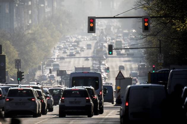 Strassenszene auf der Bismarckstrasse waehrend des morgendlichen Berufsverkehrs. Berlin, 16.04.2019. Berlin Deutschland